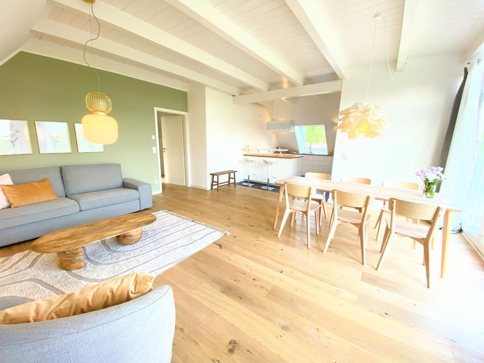 Kitchen or kitchenette, Living room, Seating area, Dining area