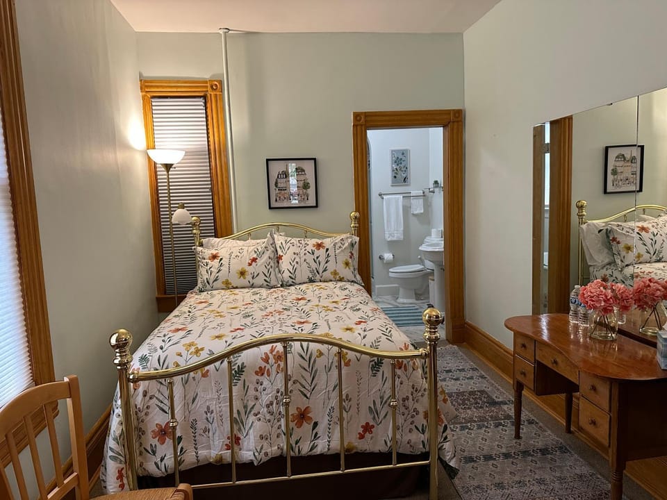 Bed, Kitchen or kitchenette, Photo of the whole room, Bedroom