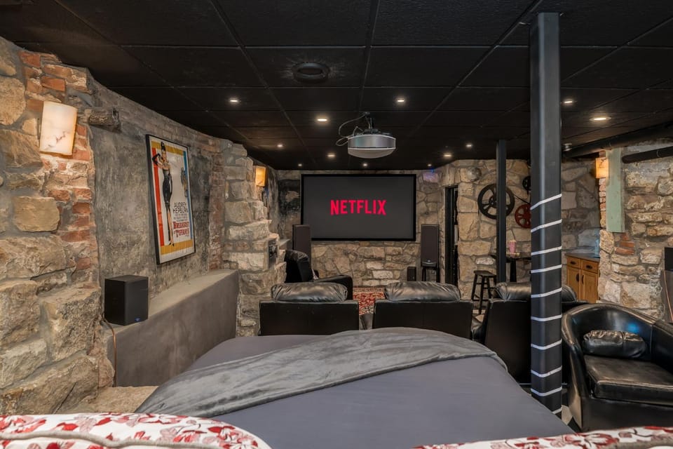 Bed, TV and multimedia, Photo of the whole room, Seating area, Evening entertainment
