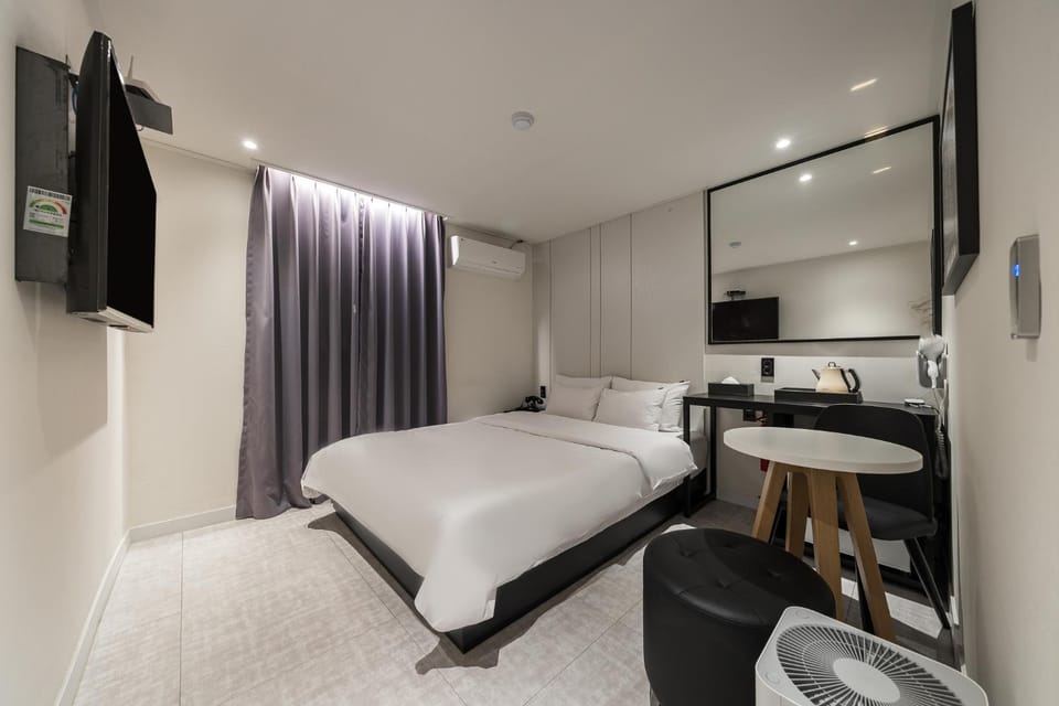 Bed, TV and multimedia, Bedroom, hair dryier, air conditioner