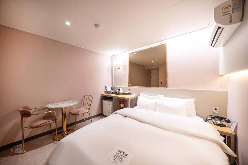 Bed, TV and multimedia, Bedroom, hair dryier, air conditioner
