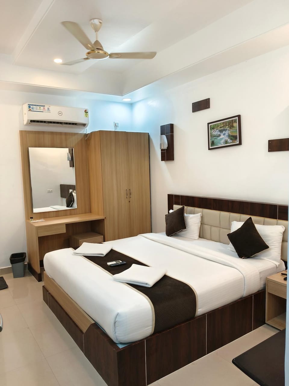 Bed, Photo of the whole room, Bedroom, towels, air conditioner