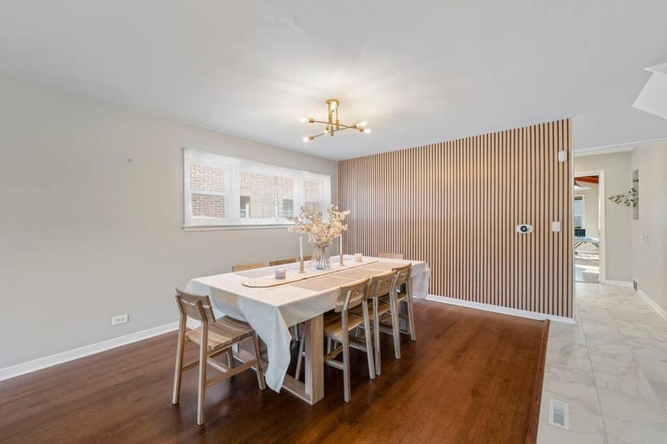 Urban Oasis - Kid Friendly - Quiet Street House in Skokie