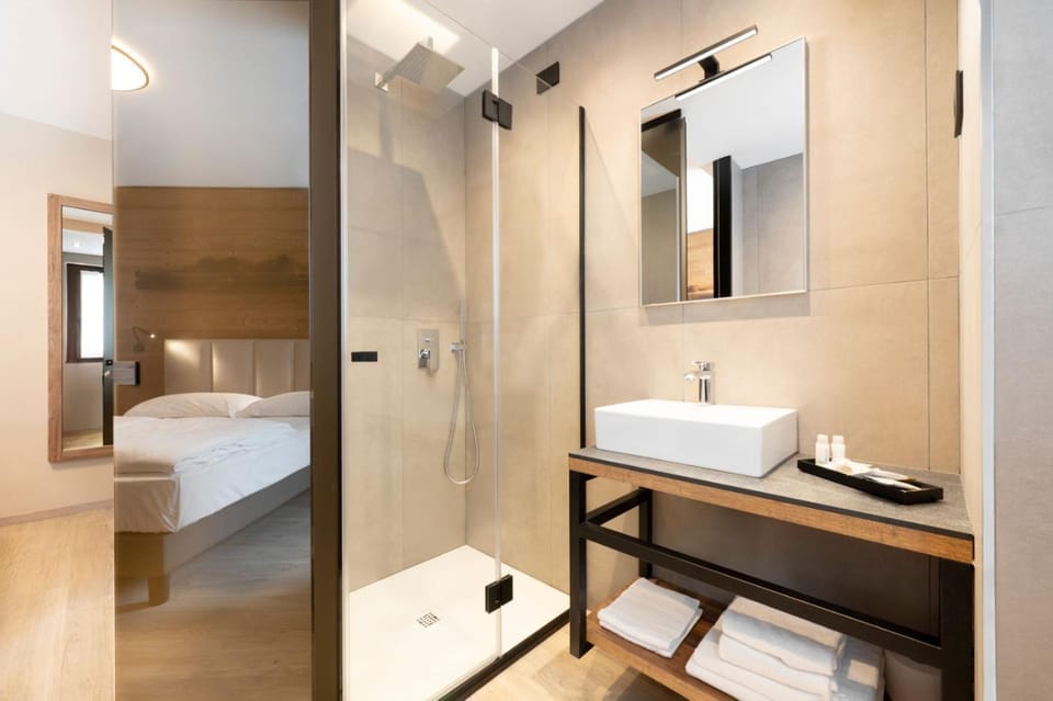 Shower, Bathroom, Photo of the whole room, towels
