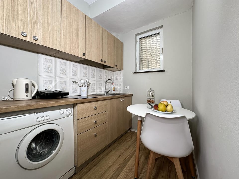 Kitchen or kitchenette, Dining area, dishwasher, pet friendly, stove, toaster, dryer