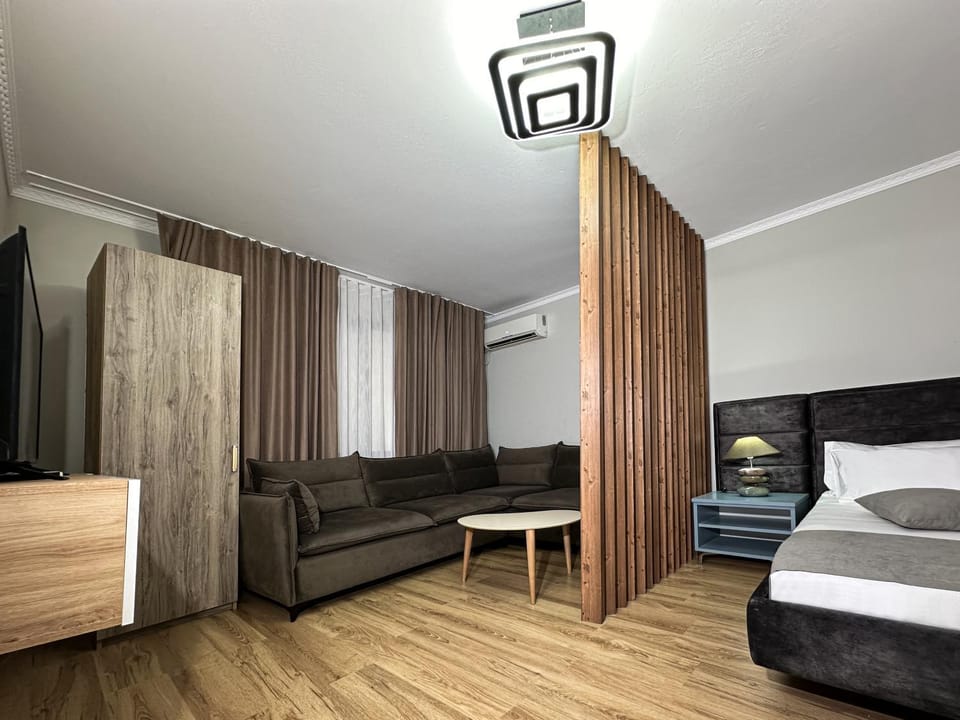 Bed, TV and multimedia, Living room, Photo of the whole room, Seating area, Bedroom, wardrobe