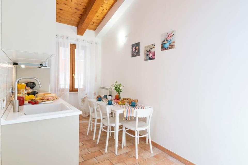 Kitchen or kitchenette, Living room, Food and drinks, Seating area, Dining area, Food