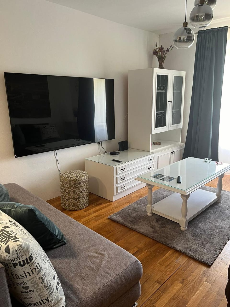 Communal lounge/ TV room, TV and multimedia, Living room, Seating area, Evening entertainment