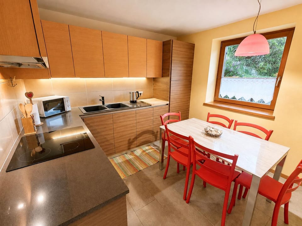 Kitchen or kitchenette, Dining area, oven, stove