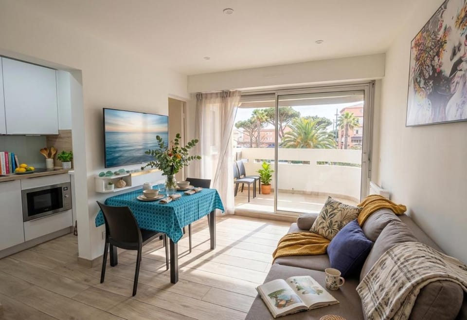 Day, Living room, Seating area, Breakfast