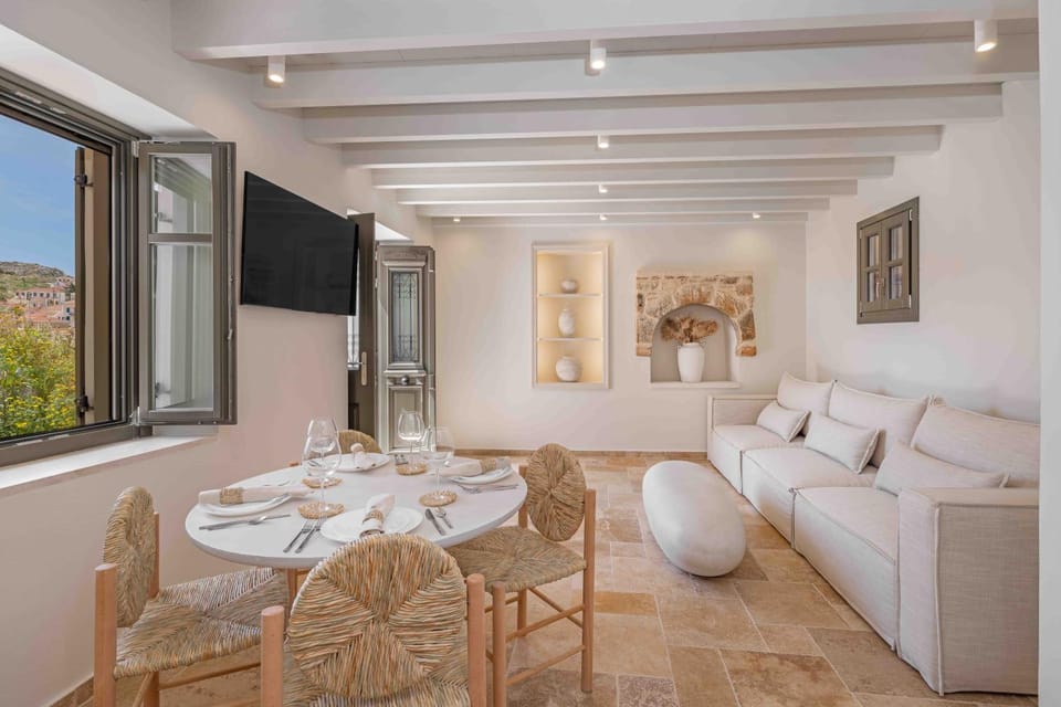TV and multimedia, Living room, Seating area, Dining area