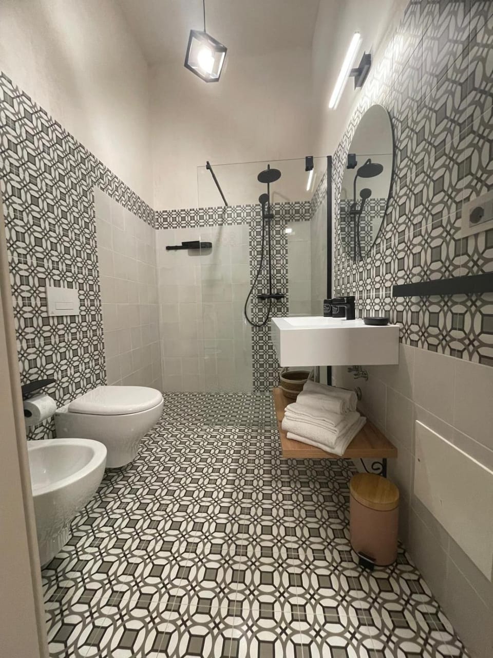 Shower, Toilet, Bathroom, bidet, towels