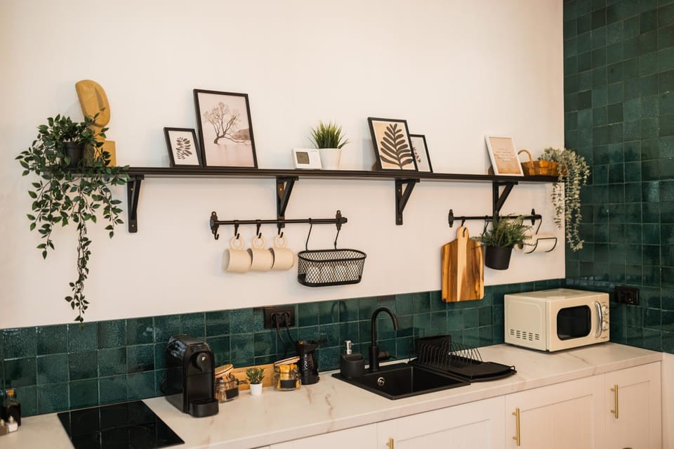 Kitchen or kitchenette, minibar, stove