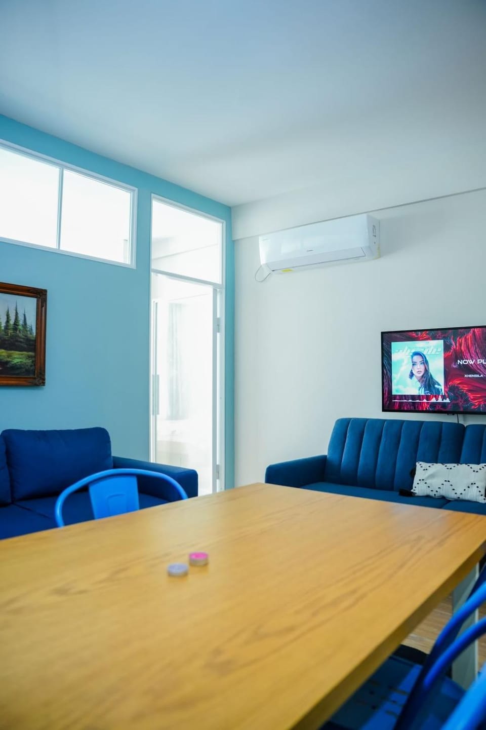 TV and multimedia, Living room, Seating area, air conditioner