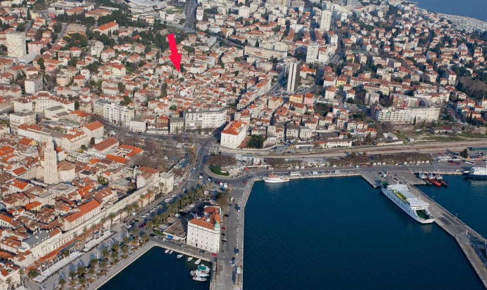 Bird's eye view, City view, Location