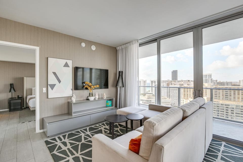 Walk to Hollywood Beach: Upscale 16th-Floor Condo House in Hollywood Beach