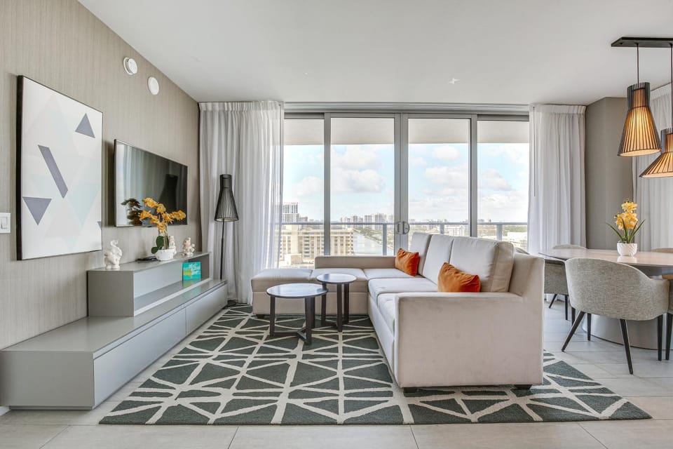 Walk to Hollywood Beach: Upscale 16th-Floor Condo House in Hollywood Beach