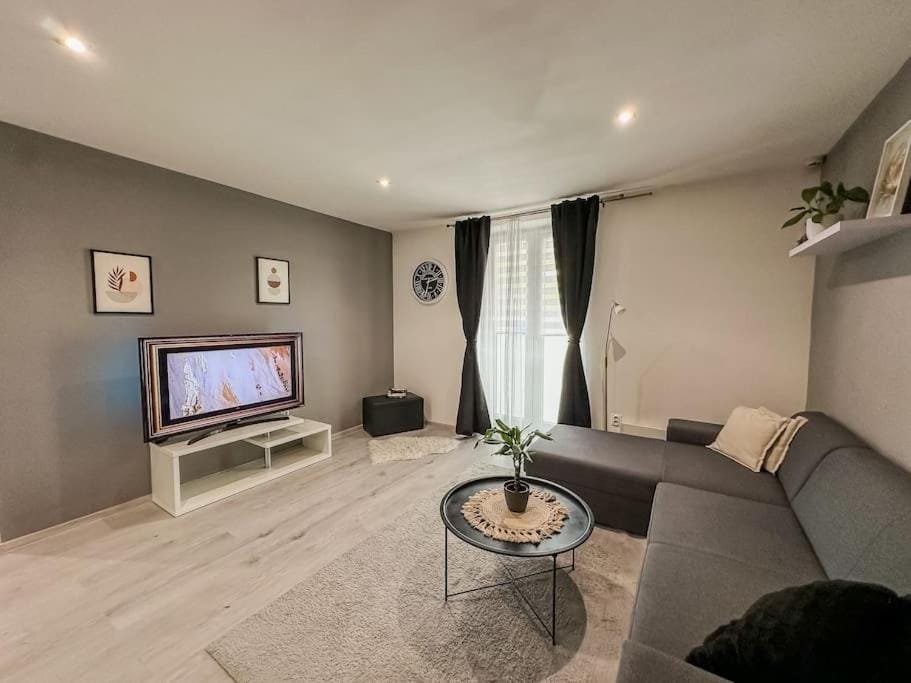 Communal lounge/ TV room, TV and multimedia, Living room, Seating area, Evening entertainment