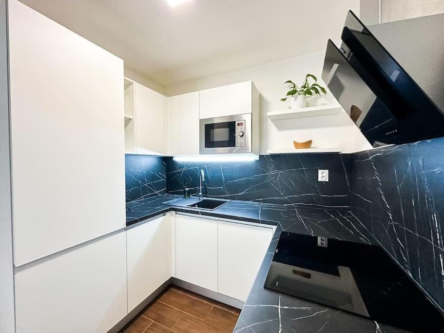 Kitchen or kitchenette, minibar, pet friendly, stove