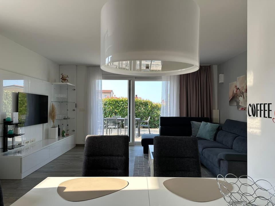 Villa Mona-Haus mit Privatpool in Novigrad mit Meerblick, privatem Parkplatz und Wallbox House in Novigrad