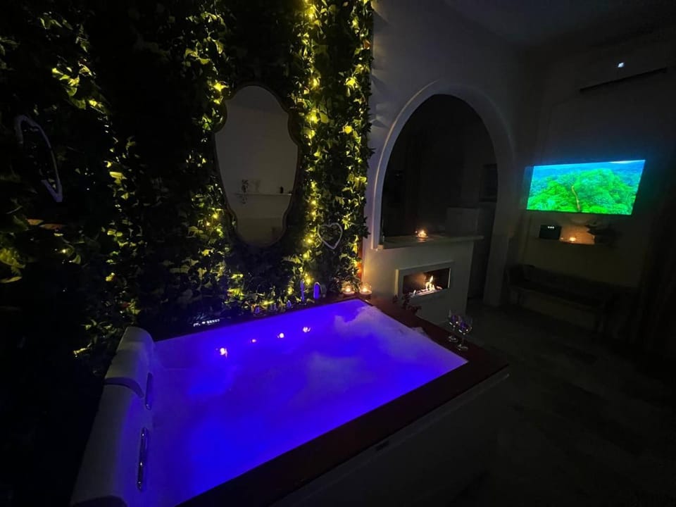 Night, Hot Tub, TV and multimedia
