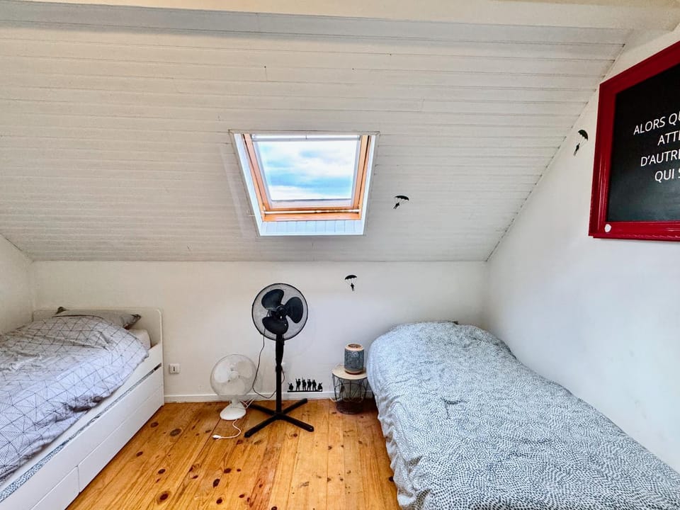 Photo of the whole room, Bedroom