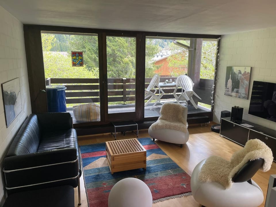 Communal lounge/ TV room, TV and multimedia, Living room, Seating area, Evening entertainment