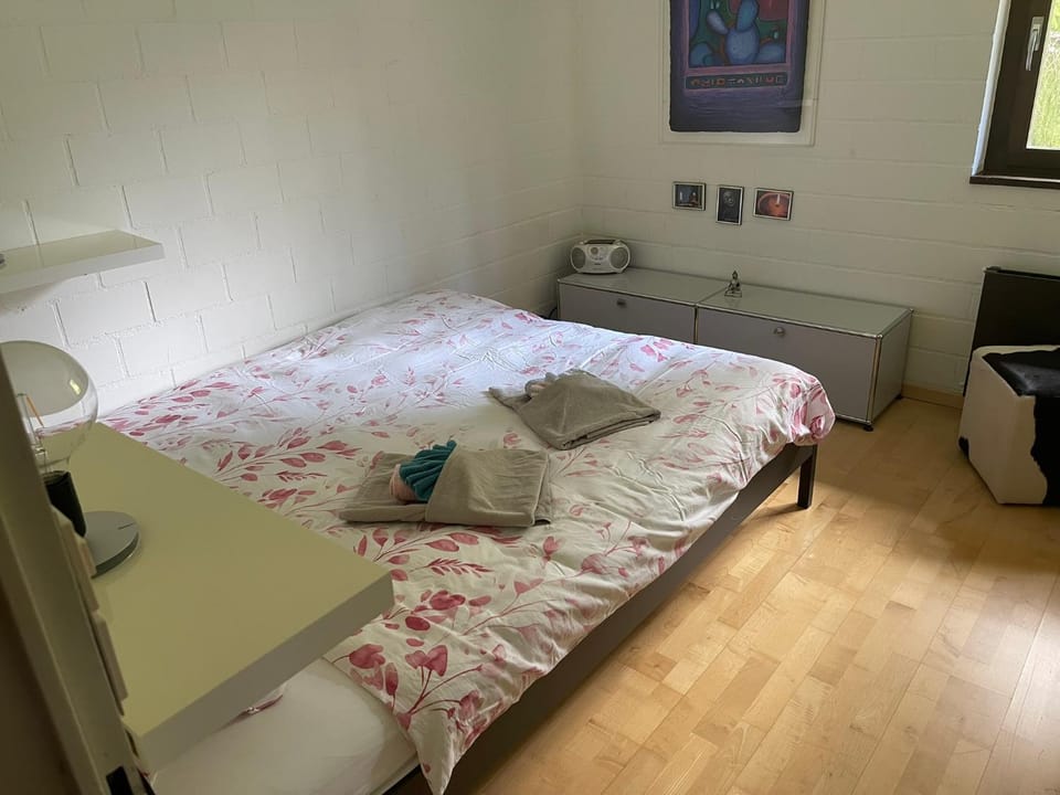 Bed, Photo of the whole room, Bedroom, towels