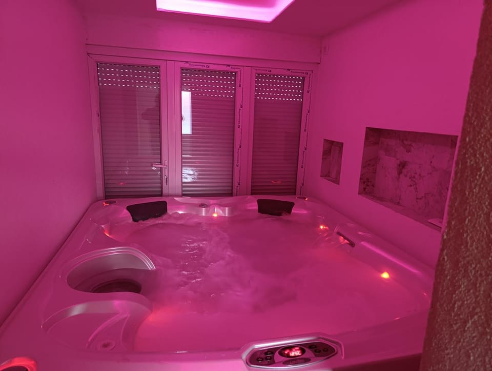 Hot Tub, Spa and wellness centre/facilities