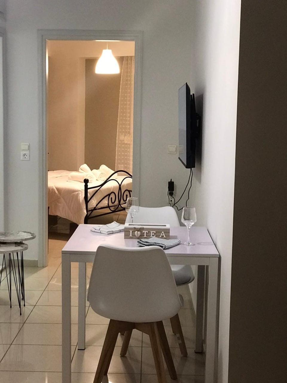 Bed, TV and multimedia, Photo of the whole room, Dining area, Bedroom