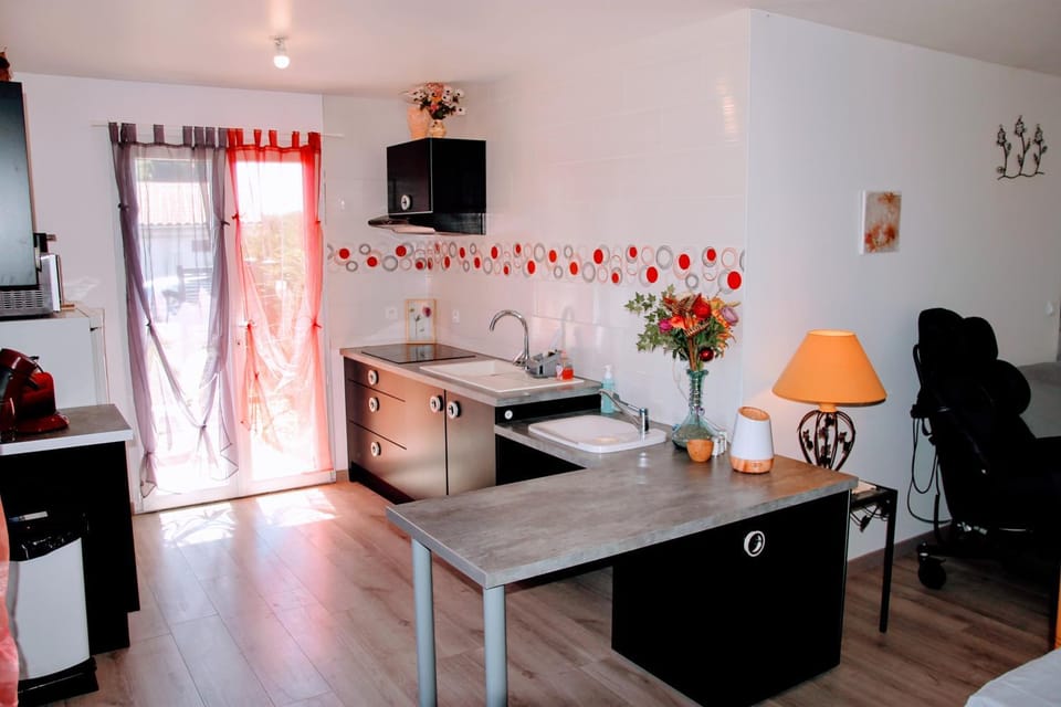 Kitchen or kitchenette, Dining area, minibar, pet friendly, stove