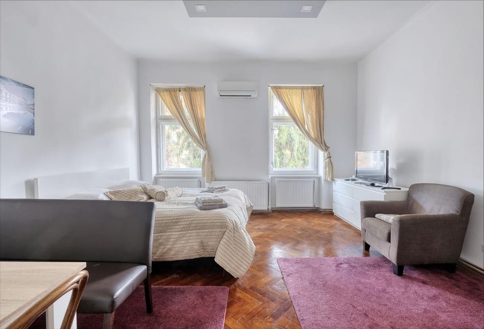 Bed, TV and multimedia, Living room, Seating area, Bedroom