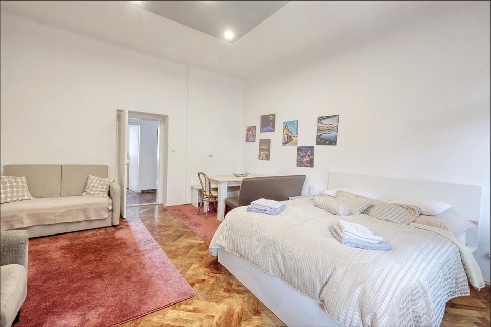 Bed, Living room