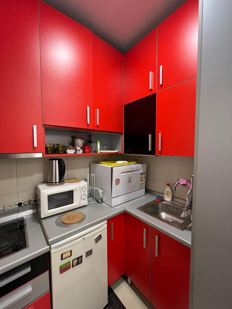 Kitchen or kitchenette, dishwasher, minibar, oven, stove