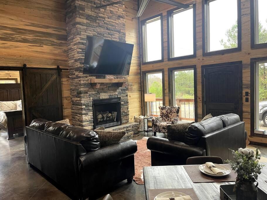 The Luxurious - River Ranch - Cabin Sleeps 9! Cabin in Broken Bow