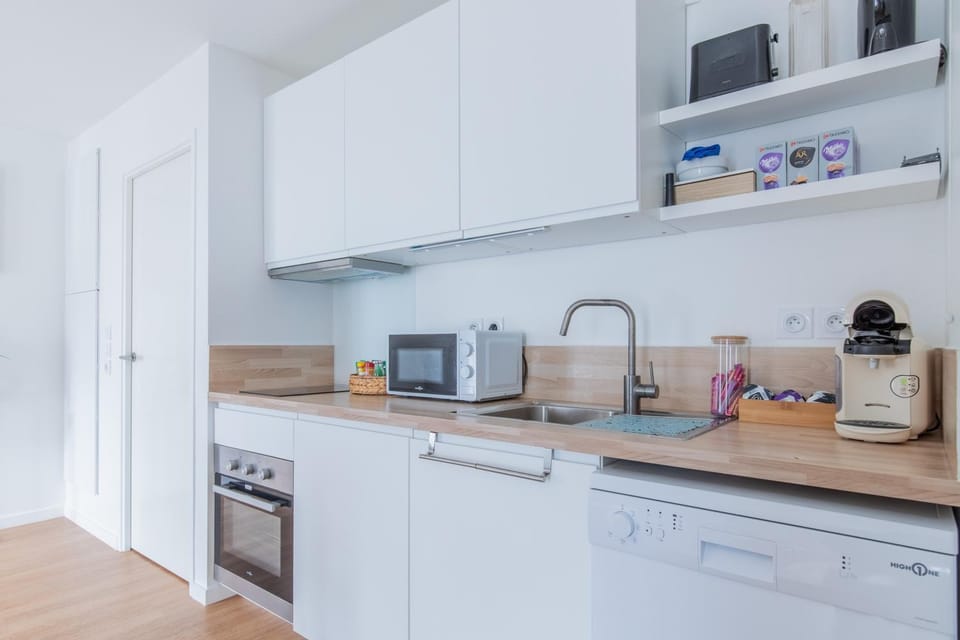 Coffee/tea facilities, Kitchen or kitchenette, dishwasher, oven, stove, toaster