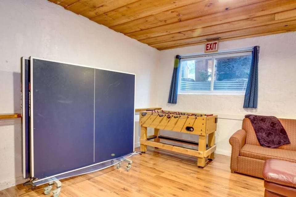 Tequila Sunrise Big Space Lots of Fun Hot Tub Chalet in Grey Highlands