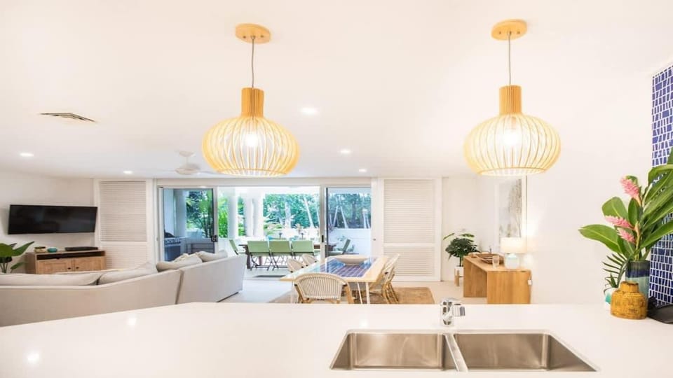 Amaroo Villa - Absolute Beachfront Port Douglas House in Port Douglas