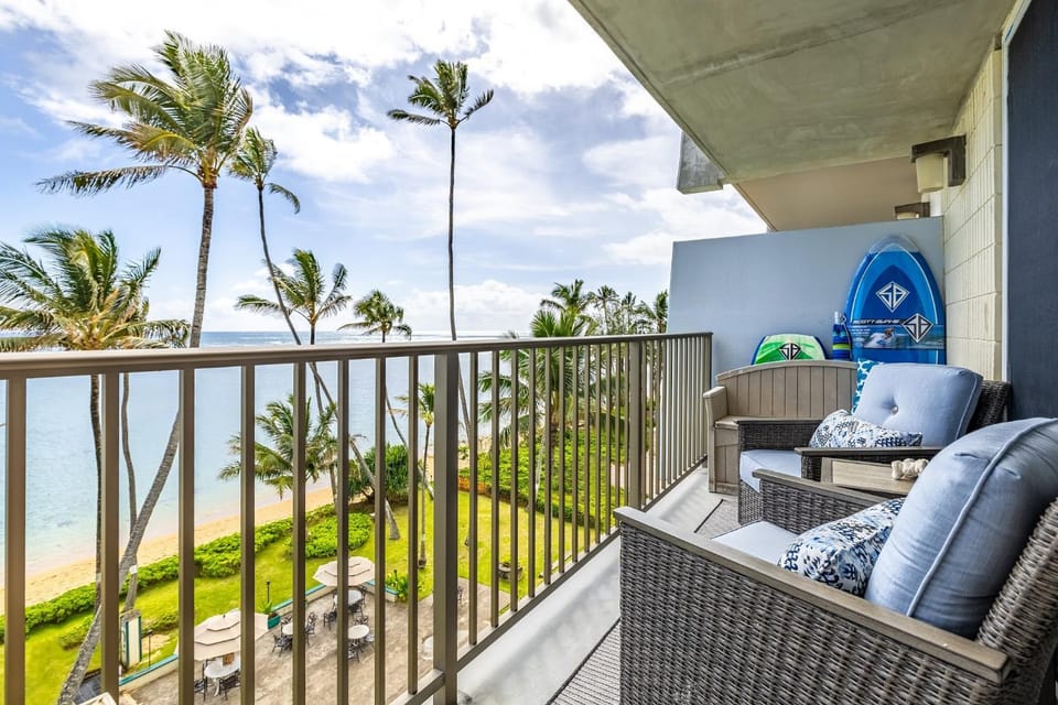 NEW Beachfront Condo & Amazing Views House in Punaluu