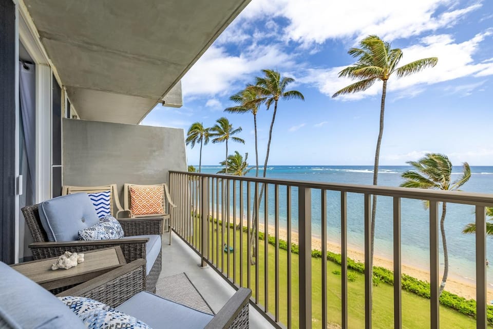 NEW Beachfront Condo & Amazing Views House in Punaluu