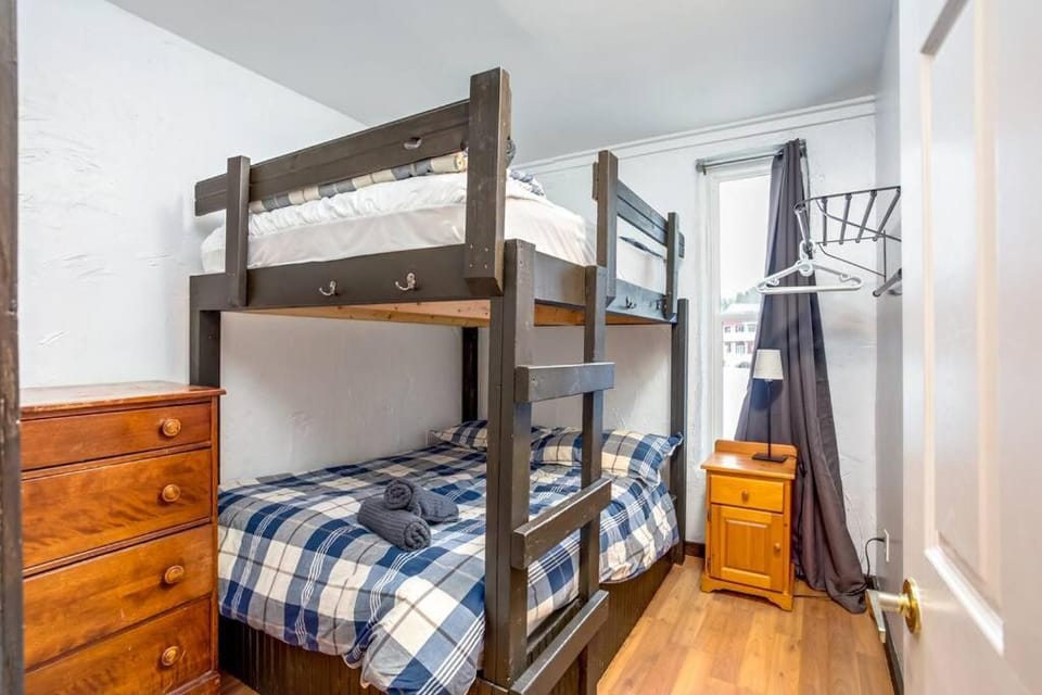 Happy Daze Big Space Near Village Lots of fun Hot Tub Chalet in Grey Highlands