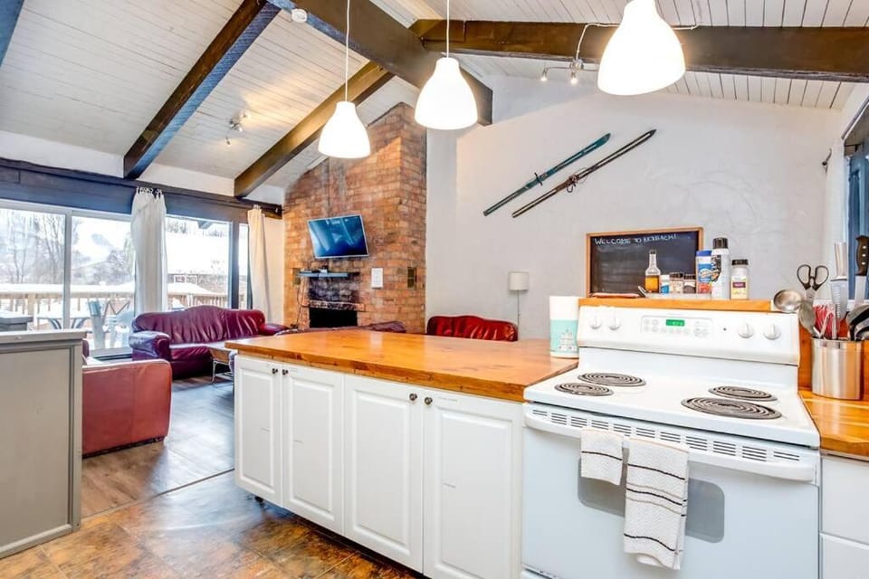 Happy Daze Big Space Near Village Lots of fun Hot Tub Chalet in Grey Highlands