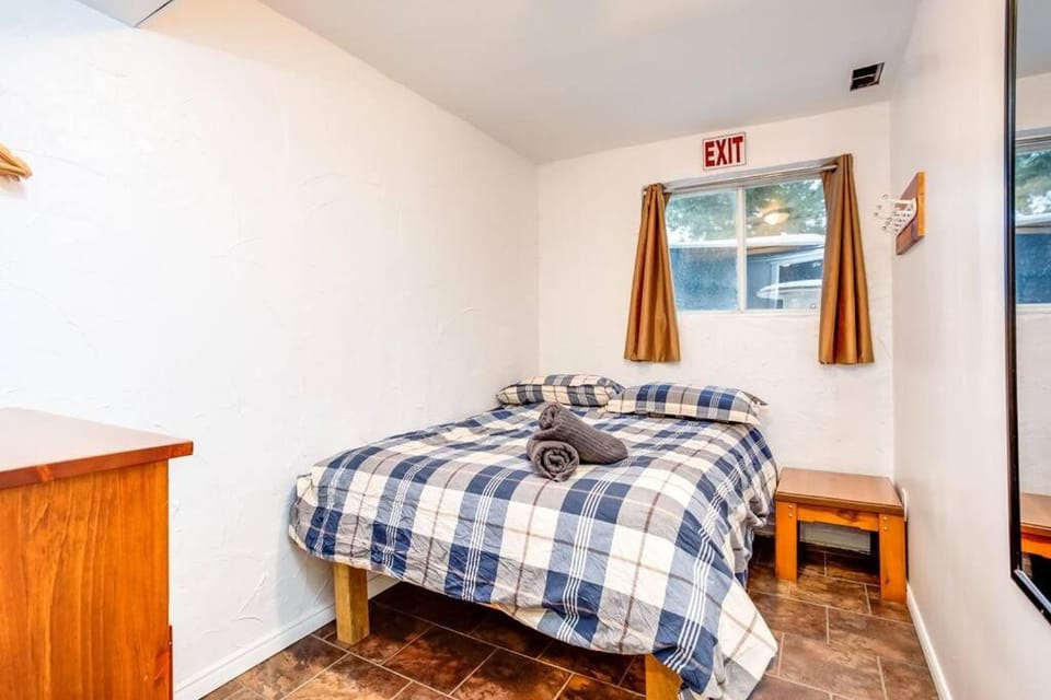 Happy Daze Big Space Near Village Lots of fun Hot Tub Chalet in Grey Highlands