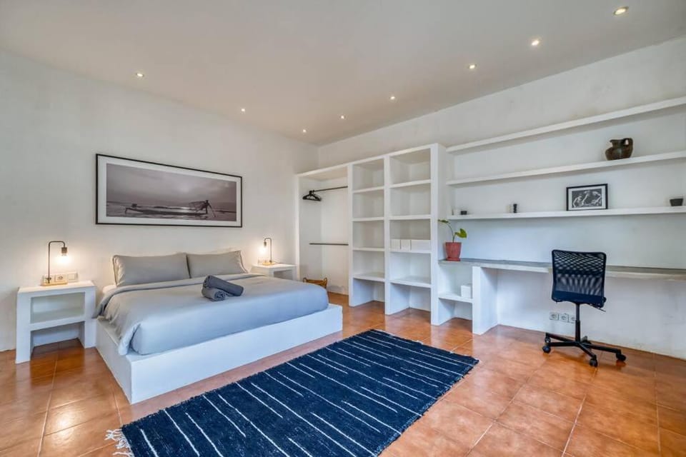 Bed, Photo of the whole room, Seating area, Bedroom, hair dresser, wardrobe