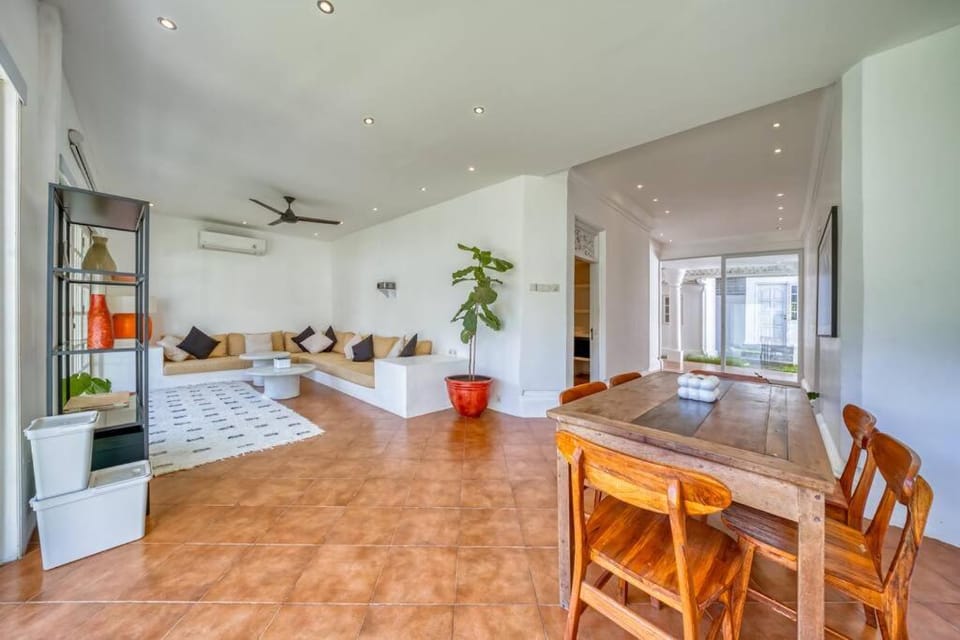 Living room, Seating area, Dining area, fireplace
