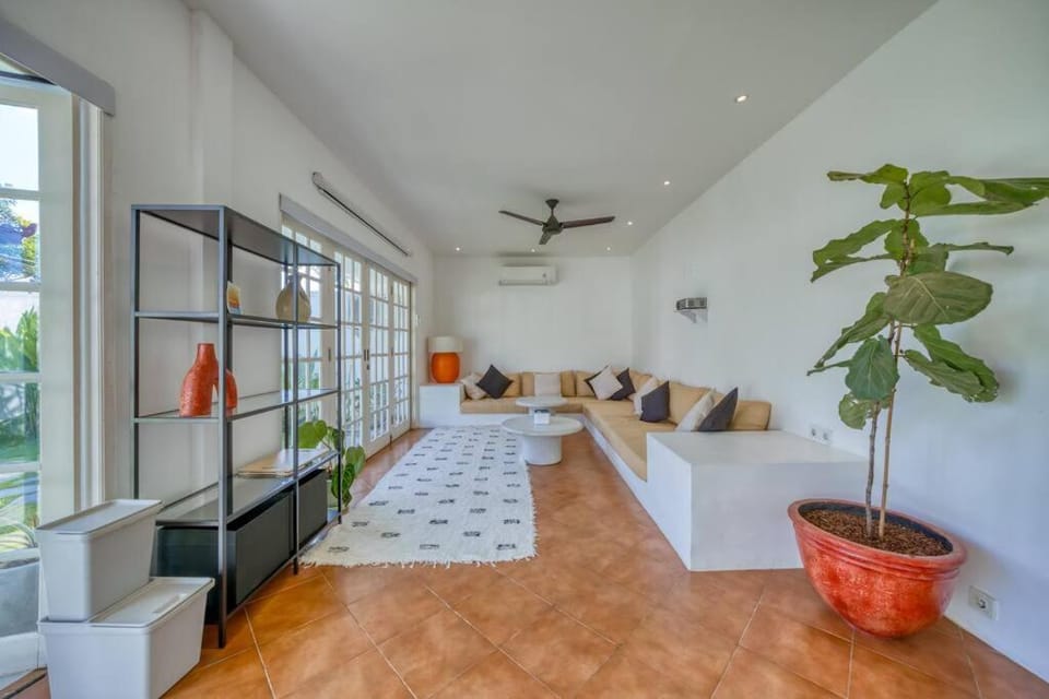 Communal lounge/ TV room, TV and multimedia, Living room, Seating area, fireplace, air conditioner
