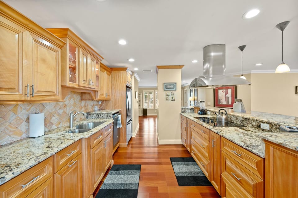 Kitchen or kitchenette, dishwasher, minibar, stove