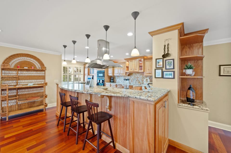 Kitchen or kitchenette, minibar