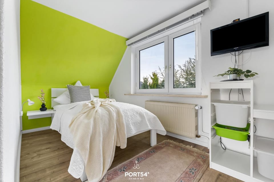 Communal lounge/ TV room, Bed, TV and multimedia, Photo of the whole room, Evening entertainment, Bedroom