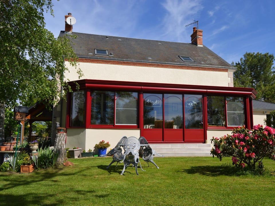 Chambre d'hôtes avec jardin, activités familiales et parking sécurisé au cœur du Berry - FR-1-591-448 Bed and Breakfast in Centre-Val de Loire